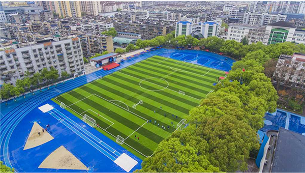 綠城體育學校運動場人造草坪亮相體博會，全環(huán)保專用人造草坪守護學生健康