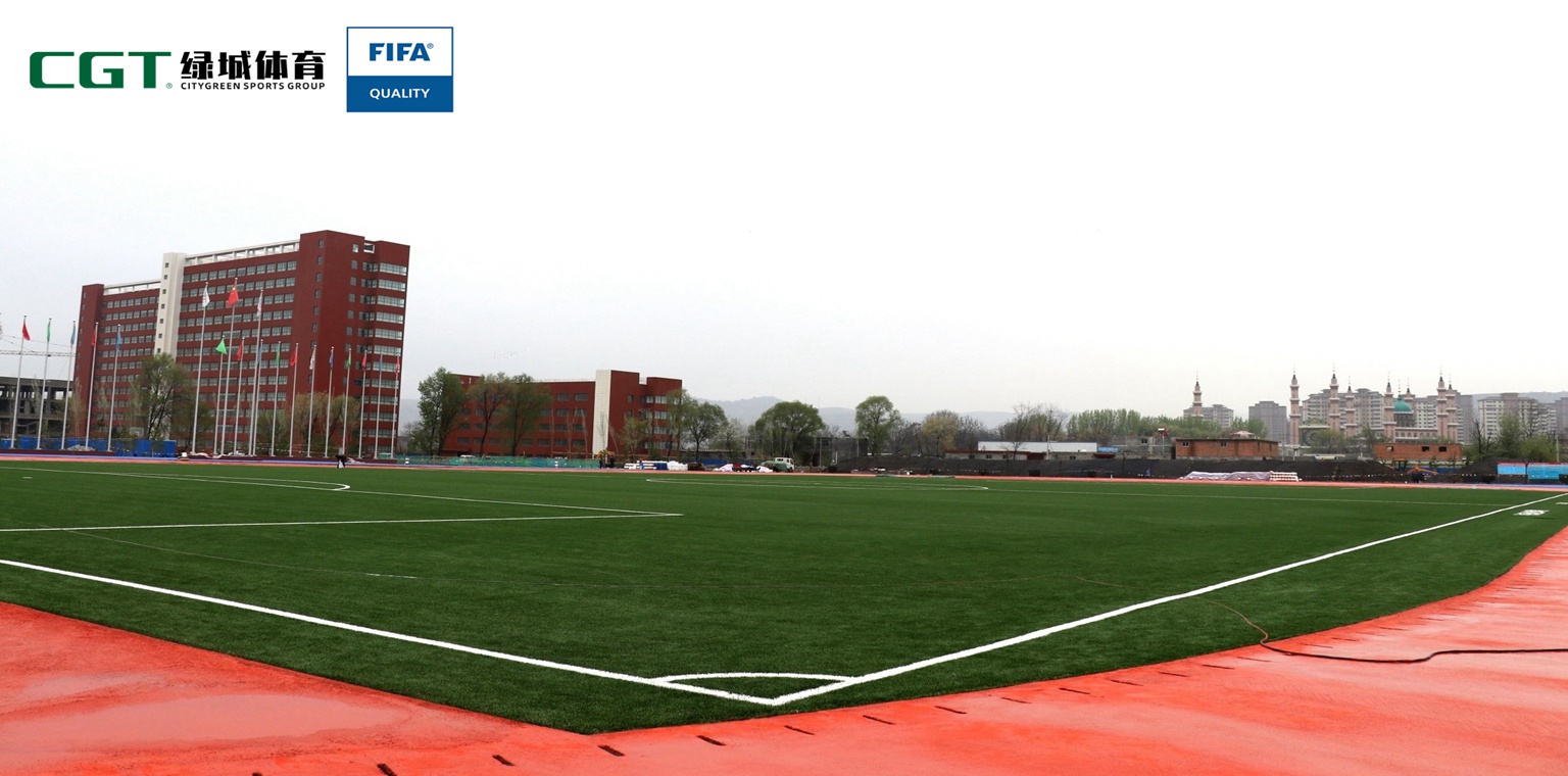 西北地區(qū)首片——甘肅平?jīng)雎殬I(yè)技術(shù)學(xué)院足球場